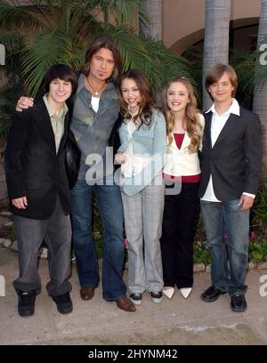 Mitchel Musso, Billy Ray Cyrus, Miley Cyrus, Emily Osment und Jason Earles nehmen an einer „Hannah Montana“-Pressekonferenz und einer Fotokonferenz in Pasadena Teil. Bild: UK Press Stockfoto