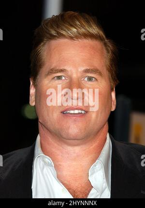 Val Kilmer nimmt an der 9. Annual Hollywood Film Festival Opening Night Screening von Kiss Kiss, Bang Bang im Grauman's Chinese Theatre Teil. Bild: UK Press Stockfoto