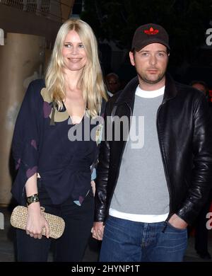 Claudia Schiffer und Matthew Vaughn nehmen an der Premiere von „Layer Cake“ in Los Angeles Teil. Bild: UK Press Stockfoto