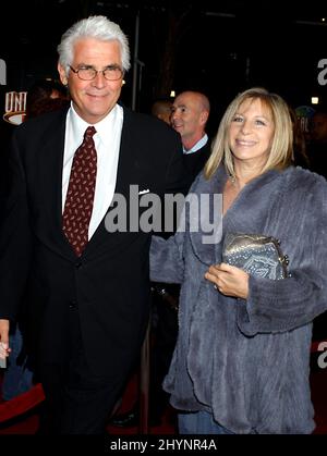 Barbra Streisand & James Brolin nehmen an der Premiere des Films „Meet the Fockers“ in Los Angeles Teil. Bild: UK Press Stockfoto