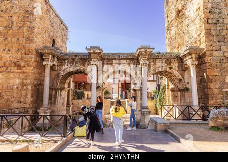 Historisches Hadrianstor in der Altstadt von Antalya, Türkei ist beliebte Touristenattraktion und gute fotografische Lage. Stockfoto