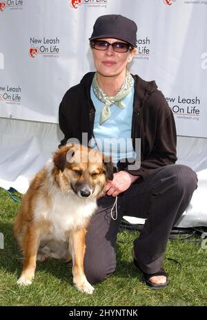 Kim Basinger fördert New Leash auf Life & Animal Planet: NUTS for Mutts, eine von Prominenten bewertete Hundeschau in Kalifornien. Bild: UK Press Stockfoto