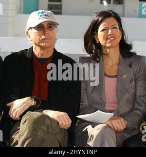 LARRY DAVID NIMMT AN DER WIDMUNG DES NATURAL RESOURCES DEFENCE COUNCIL DES NEUEN UMWELTAKTIONZENTRUMS DER DAVID-FAMILIE UND DER PRESSEKONFERENZ DER LEONARDO DICAPRIO E-ACTIVISM ZONE IN KALIFORNIEN TEIL. BILD: BRITISCHE PRESSE Stockfoto