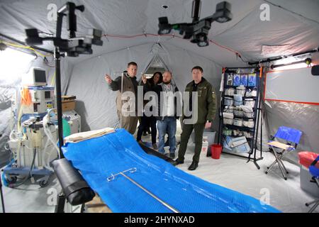 Elliott Tenpenny (L), Direktor der Internationalen Gesundheitseinheit Samaritans Purse, und Maksym Kozytskyi (R), Leiter der regionalen Militärverwaltung von Lviv, nehmen an der Eröffnung des Samaritans Purse Emergency Field Hospital Teil, das eingerichtet wurde, um intern Vertriebenen und Patienten, die aufgrund des Notfalls behandelt werden müssen, kostenlose medizinische Versorgung zu bieten Wütende Konflikte in der Region Lemberg, Westukraine, 14. März 2022. Foto von Alona Nikolaievych/Ukrinform/ABACAPRESS.COM Stockfoto