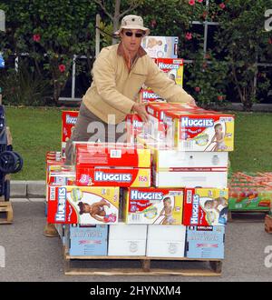 Matthew McConaughey schließt sich den Bemühungen VON HILFSPARK an, Lieferungen an Familien zu schicken, die vom Hurrikan Katrina in Van Nuys betroffen sind. Bild: UK Press Stockfoto