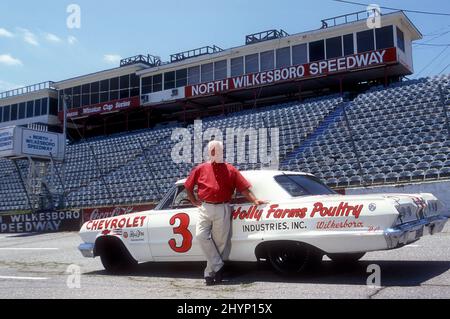 Junior Johnson mit seinem Chevrolet mit Magic-Motor auf dem North Wilesboro Speedway. NAScaar Legend fotografiert im Jahr 2003 Stockfoto