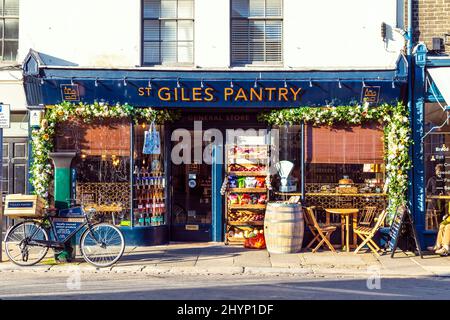 Fassade des unabhängigen Lebensmittelfachgeschäftes St Giles Pantry in der Upper St Giles Street, Norwich, Norfolk, Großbritannien Stockfoto