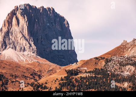 Sella Towers Gipfel in den Dolomiten. Bunte Dolomitenlandschaft vom Pordoi-Pass in der Provinz Trient, Italien. Stockfoto