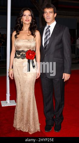 Catherine Zeta-Jones und Antonio Banderas nehmen an der Premiere von „The Legend of Zorro“ in Los Angeles im Waiseum Theatre Teil. Bild: UK Press Stockfoto