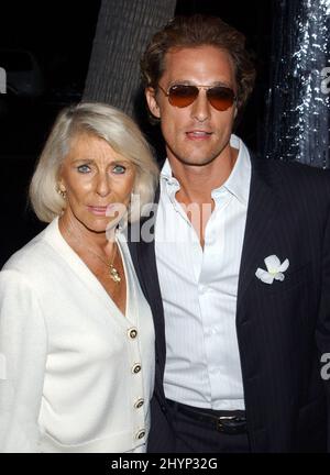 Matthew McConaughey und Mutter Kay nehmen an der Weltpremiere „zwei für das Geld“ in Beverly Hills Teil. Bild: UK Press Stockfoto