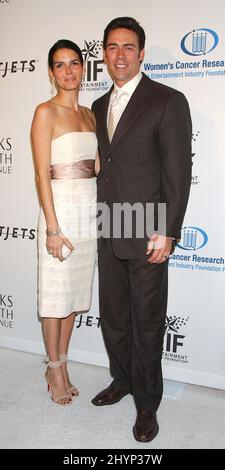 Angie Harmon und Jason Sehorn nehmen am EIF Women's Cancer Research Fund im unvergesslichen Abend DER SAKS Fifth Avenue im Regent Beverly Wilshire Hotel Teil. Bild: UK Press Stockfoto