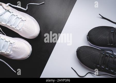 Flat Lay Sport mit Sportschuhen auf weißem und schwarzem Hintergrund. Konzept gesunde Lebensweise, Sport und Ernährung Stockfoto