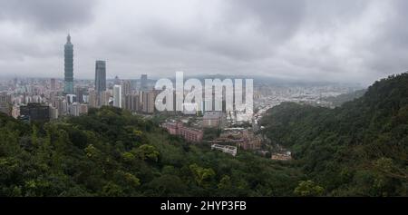 Die Skyline von Taipeh, Taiwan, wird tagsüber vom Elephant Mountain aus gesehen Stockfoto