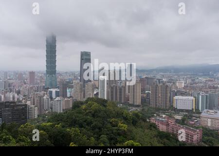 Die Skyline von Taipeh, Taiwan, wird tagsüber vom Elephant Mountain aus gesehen Stockfoto