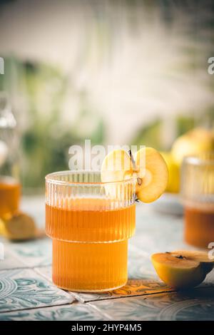 Gesunde Bio-Lebensmittel. Apfelwein oder Essig im Glas und frische Äpfel auf hellem Hintergrund. Stockfoto