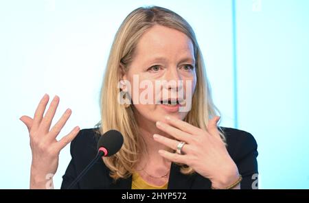 Stuttgart, Deutschland. 15. März 2022. Die baden-württembergische Umweltministerin Thekla Walker (Bündnis 90/die Grünen) spricht auf einer Regierungspressekonferenz im landtag zum Thema des Klima-Jahresrücks 2021 für Baden-Württemberg. Quelle: Bernd Weißbrod/dpa/Alamy Live News Stockfoto