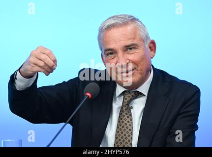 Stuttgart, Deutschland. 15. März 2022. Thomas Strobl (CDU), Innenminister des Landes Baden-Württemberg, spricht auf einer Regierungspressekonferenz im landtag zum Thema des Klima-Reviews 2021 für Baden-Württemberg. Quelle: Bernd Weißbrod/dpa/Alamy Live News Stockfoto