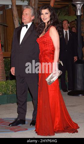 Catherine Zeta-Jones und Michael Douglas nehmen an der „Vanity Fair Oscar Party 2004“ im Mortons Restaurant in West Hollywood Teil. Bild: UK Press Stockfoto