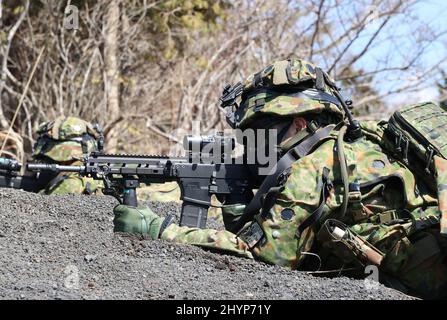 Gotemba, Japan. 15. März 2022. Soldaten der amphibischen Schnelleinsatzbrigade der japanischen Selbstverteidigungskräfte zielen am Dienstag, den 15. März 2022, auf dem Higashi Fuji Übungsplatz in Gotemba in der Präfektur Shizuoka westlich von Tokio auf automatische Gewehre bei einer gemeinsamen Militärübung zwischen Japan und den USA. Die japanische Schnelleinsatzbrigade 1. für Amphibien und die US 31. Marine Expeditionary Unit eröffneten ihre gemeinsame heliborne Übung für die Presse. Quelle: Yoshio Tsunoda/AFLO/Alamy Live News Stockfoto