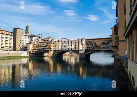 Blick auf die mittelalterliche Brücke Ponte Vecchio über den Arno in Florenz, Italien im Winter. Stockfoto