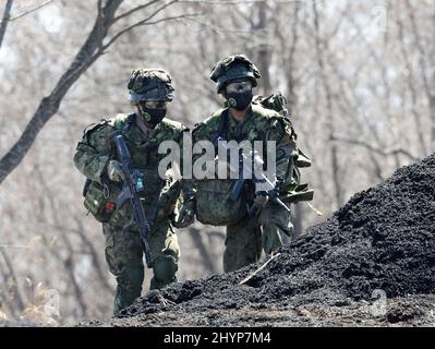Gotemba, Japan. 15. März 2022. Soldaten der amphibischen Schnelleinsatzbrigade der japanischen Selbstverteidigungskräfte nehmen am Dienstag, dem 15. März 2022, an einer gemeinsamen Militärübung zwischen Japan und den USA im Übungsgebiet Higashi Fuji in Gotemba in der Präfektur Shizuoka, westlich von Tokio Teil. Die japanische Schnelleinsatzbrigade 1. für Amphibien und die US 31. Marine Expeditionary Unit eröffneten ihre gemeinsame heliborne Übung für die Presse. Quelle: Yoshio Tsunoda/AFLO/Alamy Live News Stockfoto