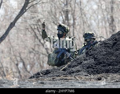 Gotemba, Japan. 15. März 2022. Soldaten der amphibischen Schnelleinsatzbrigade der japanischen Selbstverteidigungskräfte nehmen am Dienstag, dem 15. März 2022, an einer gemeinsamen Militärübung zwischen Japan und den USA im Higashi Fuji Übungsgebiet in Gotemba in der Präfektur Shizuoka, westlich von Tokio Teil. Die japanische Schnelleinsatzbrigade 1. für Amphibien und die US 31. Marine Expeditionary Unit eröffneten ihre gemeinsame heliborne Übung für die Presse. Quelle: Yoshio Tsunoda/AFLO/Alamy Live News Stockfoto
