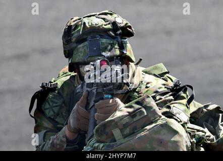 Gotemba, Japan. 15. März 2022. Der Soldat der Amphibious Rapid Deployment Brigade der japanischen Selbstverteidigungskräfte zielt am Dienstag, den 15. März 2022, auf eine gemeinsame militärische Übung zwischen Japan und den USA im Trainingsgebiet Higashi Fuji in Gotemba in der Präfektur Shizuoka, westlich von Tokio, mit einem automatischen Gewehr. Die japanische Schnelleinsatzbrigade 1. für Amphibien und die US 31. Marine Expeditionary Unit eröffneten ihre gemeinsame heliborne Übung für die Presse. Quelle: Yoshio Tsunoda/AFLO/Alamy Live News Stockfoto