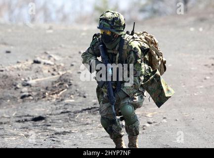 Gotemba, Japan. 15. März 2022. Der Soldat der Amphibious Rapid Deployment Brigade der japanischen Selbstverteidigungskräfte nimmt am Dienstag, den 15. März 2022, an einer gemeinsamen Militärübung zwischen Japan und den USA im Trainingsgebiet Higashi Fuji in Gotemba in der Präfektur Shizuoka, westlich von Tokio Teil. Die japanische Schnelleinsatzbrigade 1. für Amphibien und die US 31. Marine Expeditionary Unit eröffneten ihre gemeinsame heliborne Übung für die Presse. Quelle: Yoshio Tsunoda/AFLO/Alamy Live News Stockfoto