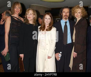 ALLISON JANNEY, JULIANNE MOORE, STEPHEN DILLANE MERYL STREEP & NICOLE KIDMAN BESUCHEN DIE PREMIERE VON „THE HOURS“ IM MANN'S NATIONALTHEATER, LA. BILD: BRITISCHE PRESSE Stockfoto