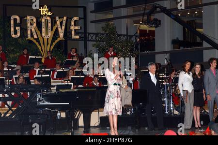 Teri Hatcher schaltet die Grove Christmas Tree Lichter ein. Bild: UK Press Stockfoto