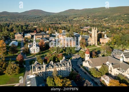 Luftaufnahme der Thompson Memorial Chapel und des Campus des Williams College in Williamstown, MA im Herbst. Stockfoto