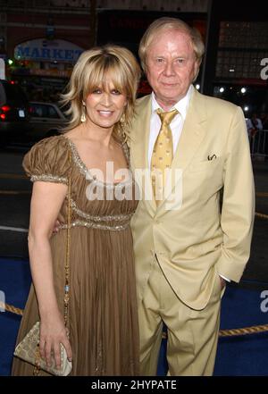 Wolfgang Petersen und seine Frau Maria besuchen die Premiere von 'Poseidon' in Los Angeles im Grauman's Chinese Theatre. Bild: UK Press Stockfoto