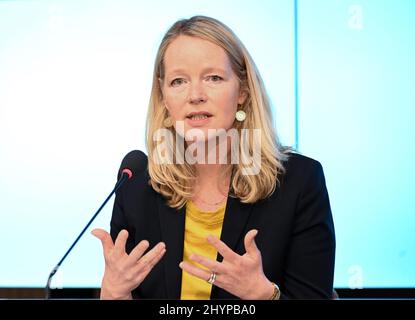 Stuttgart, Deutschland. 15. März 2022. Die baden-württembergische Umweltministerin Thekla Walker (Bündnis 90/die Grünen) spricht auf einer Regierungspressekonferenz im landtag zum Thema des Klima-Jahresrücks 2021 für Baden-Württemberg. Quelle: Bernd Weißbrod/dpa/Alamy Live News Stockfoto