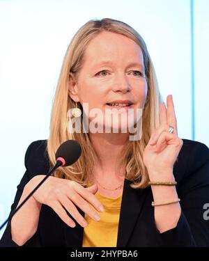 Stuttgart, Deutschland. 15. März 2022. Die baden-württembergische Umweltministerin Thekla Walker (Bündnis 90/die Grünen) spricht auf einer Regierungspressekonferenz im landtag zum Thema des Klima-Jahresrücks 2021 für Baden-Württemberg. Quelle: Bernd Weißbrod/dpa/Alamy Live News Stockfoto