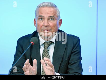 Stuttgart, Deutschland. 15. März 2022. Thomas Strobl (CDU), Innenminister des Landes Baden-Württemberg, spricht auf einer Regierungspressekonferenz im landtag zum Thema des Klima-Reviews 2021 für Baden-Württemberg. Quelle: Bernd Weißbrod/dpa/Alamy Live News Stockfoto