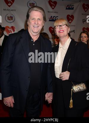 James Taylor wurde als MusiCares 2006 Person des Jahres im Los Angeles Convention Center ausgezeichnet. Brian Wilson und seine Frau Melinda sind dabei. Bild: UK Press Stockfoto