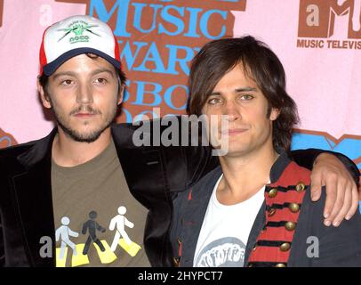 Gael Garcia Bernal & Diego Luna nehmen an den MTV Europe Music Awards 2005 im Atlantic Pavilion in Lissabon, Portugal, Teil. Bild: UK Press Stockfoto