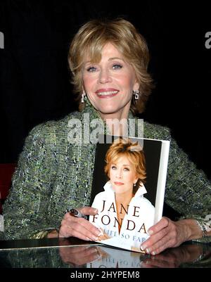 Jane Fonda signiert in West Hollywood Kopien ihres Buches „My Life so Far“. Bild: UK Press Stockfoto