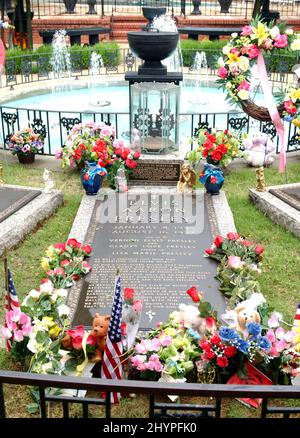 Elvis Presleys Grab in Graceland. Bild: UK Press Stockfoto