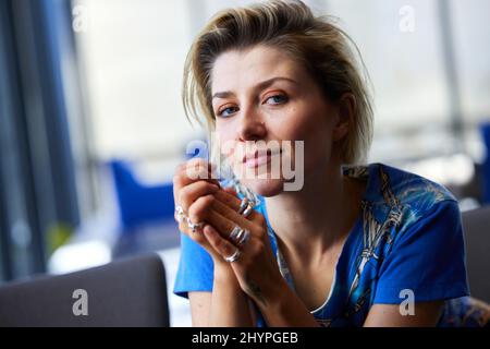 Cornelia Jakobs, die Gewinnerin des schwedischen Melodifestivalens, fotografiert am 13. März 2022 in Stockholm, Schweden. Cornelia Jakobs wird Schweden beim Eurovision Song Contest 2022 in Turin mit „Hold me Closer“ vertreten. Foto: Fredrik Persson / TT / Code 1081 Stockfoto