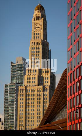 Williamsburg Sparkasse und Barclay Center in der Innenstadt von Brooklyn NYC Stockfoto