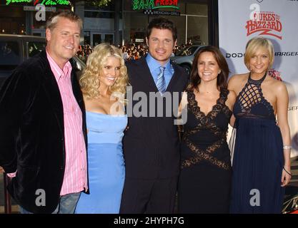 Joe Simpson, Jessica Simpson, Nick Lachey, Tina Simpson & Ashlee Simpson besuchen die Premiere der Herzöge von Hazzard in Los Angeles im Grauman's Chinese Theatre. Bild: UK Press Stockfoto