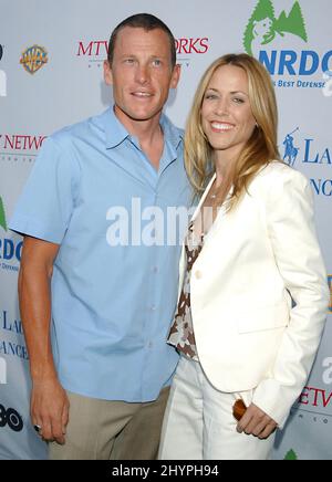 Sheryl Crow & Lance Armstrong nehmen an der „Earth to L.A.! - Die größte Show auf der Erde' Nutzen für den Natural Resources Defense Council, in Kalifornien. Bild: UK Press Stockfoto