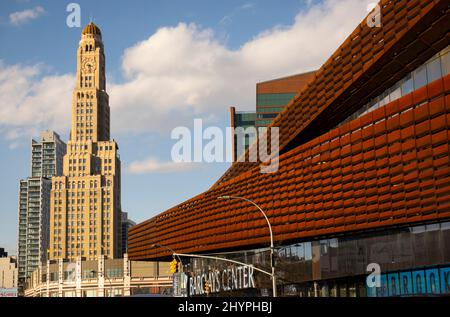 Williamsburg Sparkasse und das Barclays Center in der Innenstadt von Brooklyn NYC Stockfoto