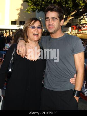 COLIN FARRELL UND MUTTER RITA BESUCHEN DIE 'DAREDEVIL'-PREMIERE IM MANN VILLAGE THEATRE, KALIFORNIEN. BILD: BRITISCHE PRESSE Stockfoto