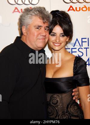 Penelope Cruz und Pedro Almodovar nehmen an der Screening-Veranstaltung „Bad Education“ während des AFI Fest 2004 in Hollywood Teil. Bild: UK Press Stockfoto
