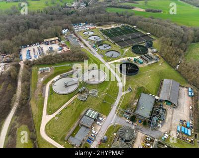 Klär- und Kläranlage (Btu Horsham Water Treatment Works) in Horsham West Sussex, Großbritannien, mit Siedlungstanks und Belüftungswegen. Stockfoto