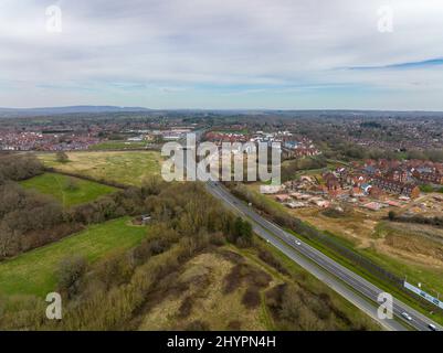 Luftaufnahme der zweispurigen Schnellstraße von A24 in Richtung Norden in Richtung Horsham West Sussex, mit neuer Wohnsiedlung im Bau. Stockfoto