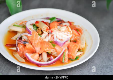 Lachs- und Garnelensalat, würziger Salat oder würziger Salat mit Meeresfrüchten Stockfoto