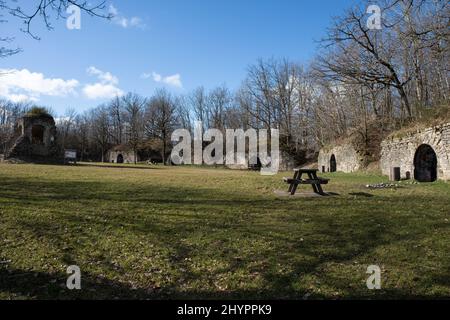 Belfort, Frankreich - 19. Februar 2022: Fort du Salbert (Lefebvre). Es ist Teil der befestigten Region Belfort in der Bourgogne-Franche-Comte. Wählen Sie Stockfoto